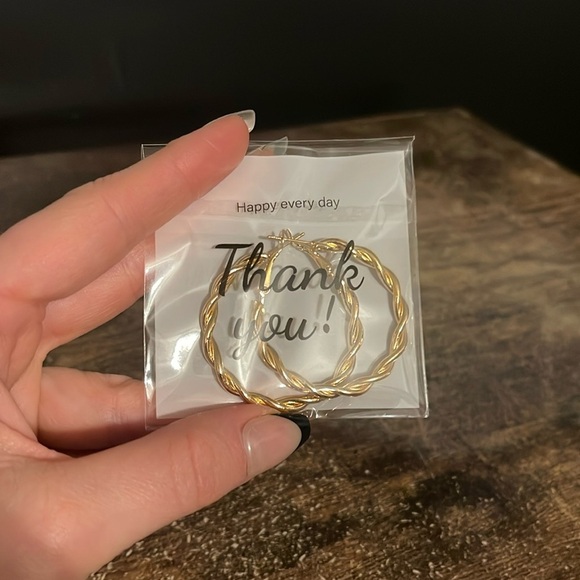 Gold Hoops Earrings with twist - Picture 1 of 3